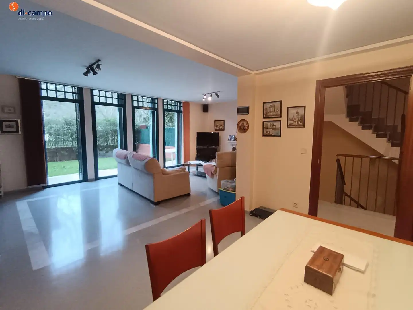 Sala d'estar de Casa adosada en venda en Valladolid amb Jardí privat, Traster i Piscina comunitària