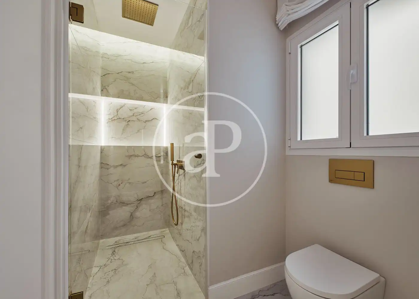 Bathroom of Flat for sale in Madrid  with Air Conditioner, Heating and Storage room