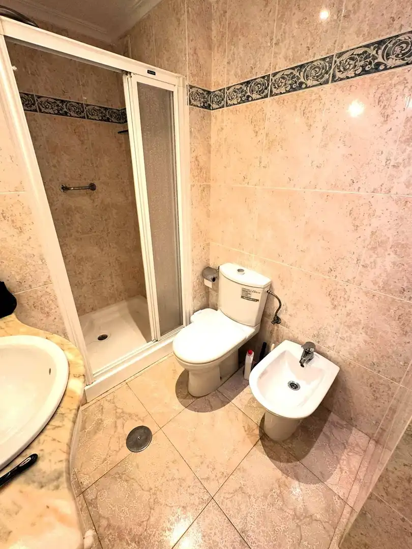Bany de Apartament de lloguer en Alicante / Alacant amb Jardí privat, Terrassa i Moblat