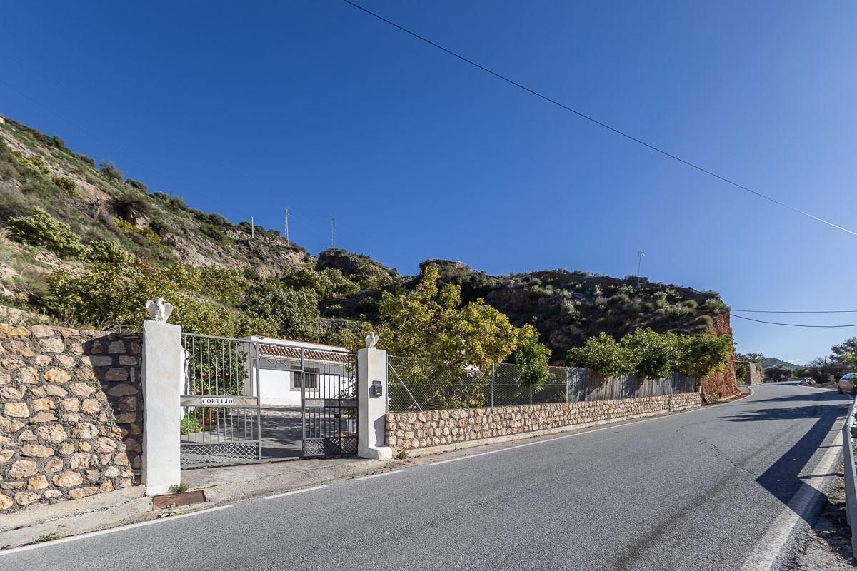 Vista exterior de Casa o xalet en venda en Los Guájares amb Aire condicionat, Jardí privat i Piscina