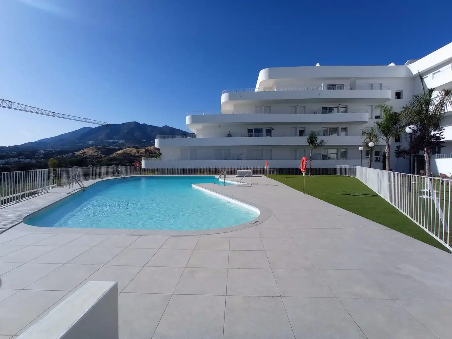 Piscina de Apartament de lloguer en Fuengirola amb Aire condicionat, Calefacció i Terrassa