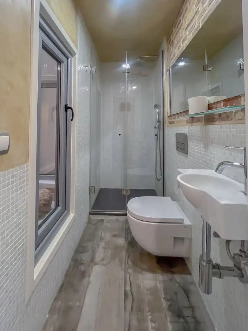 Badezimmer von Wohnung zur Miete in Sevilla mit Klimaanlage, Heizung und Abstellraum