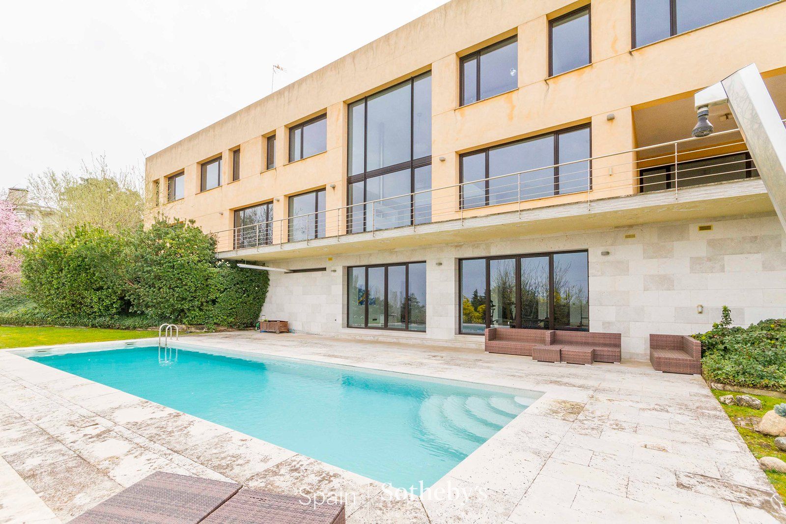 Vista exterior de Casa o xalet en venda en Colmenar Viejo amb Aire condicionat, Calefacció i Jardí privat