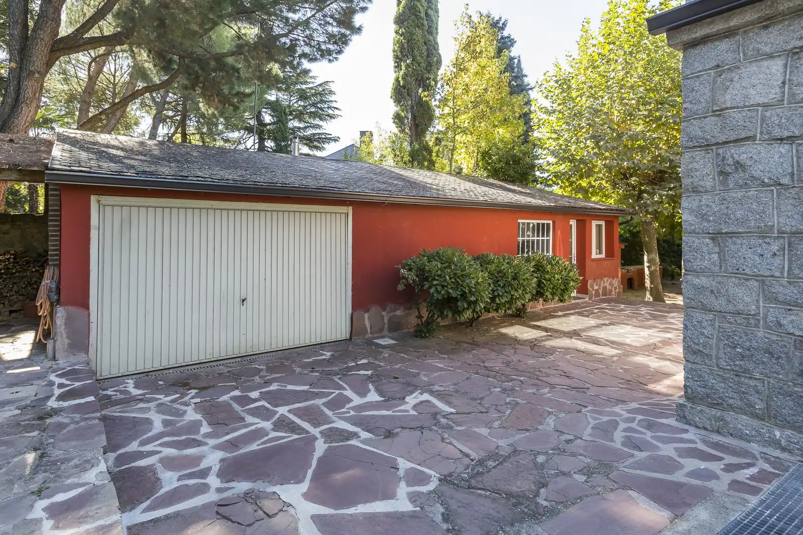Vista exterior de Casa o xalet en venda en Collado Villalba amb Aire condicionat, Calefacció i Jardí privat