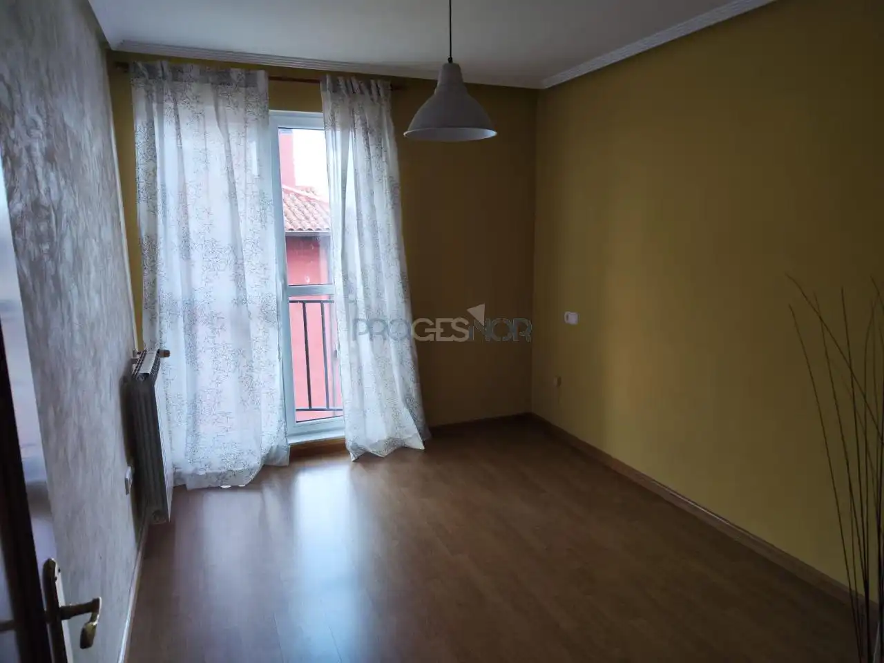 Dormitori de Casa adosada en venda en Valdefresno amb Calefacció, Jardí privat i Parquet