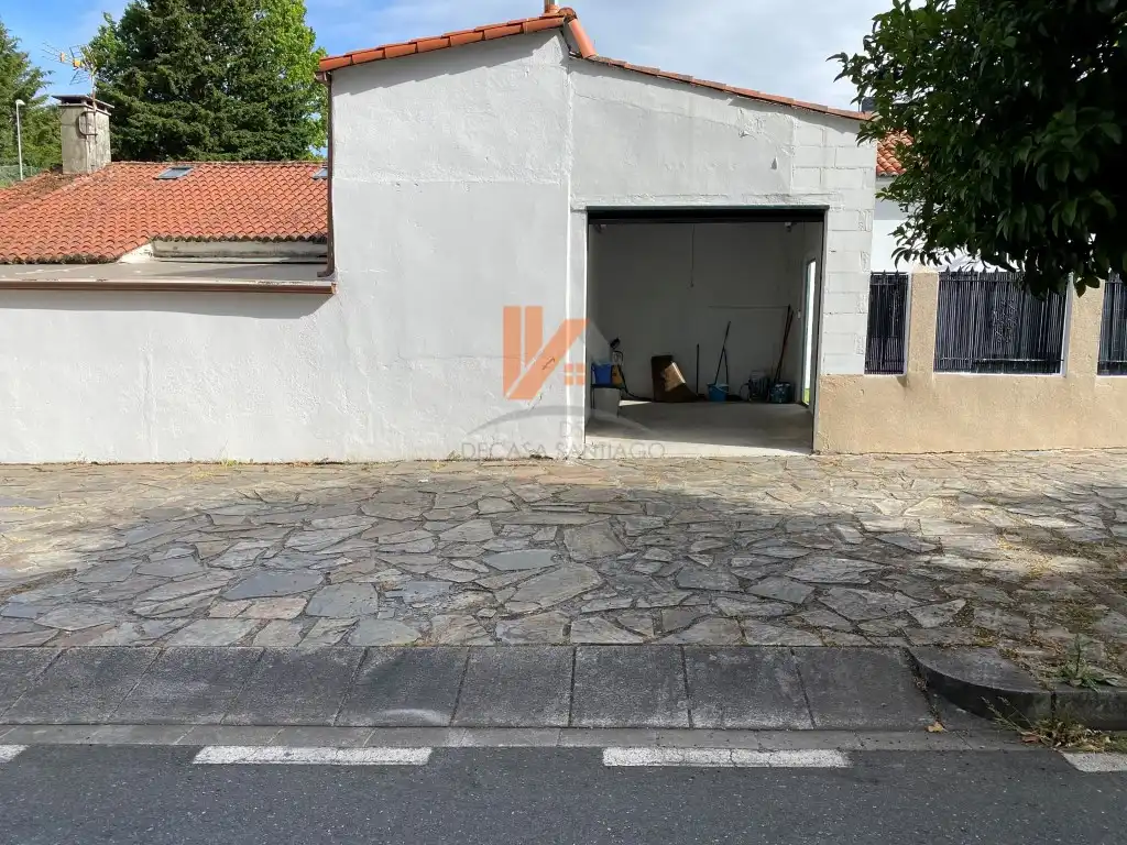 Aparcament de Casa o xalet de lloguer en Santiago de Compostela  amb Jardí privat, Terrassa i Moblat