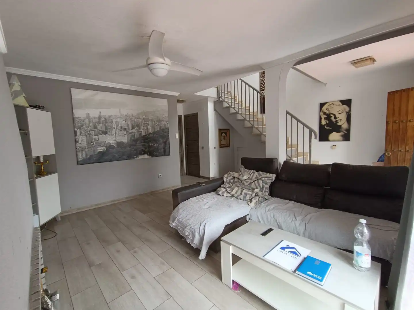 Sala de estar de Casa adosada en venta en Mairena del Aljarafe con Aire acondicionado, Calefacción y Jardín privado