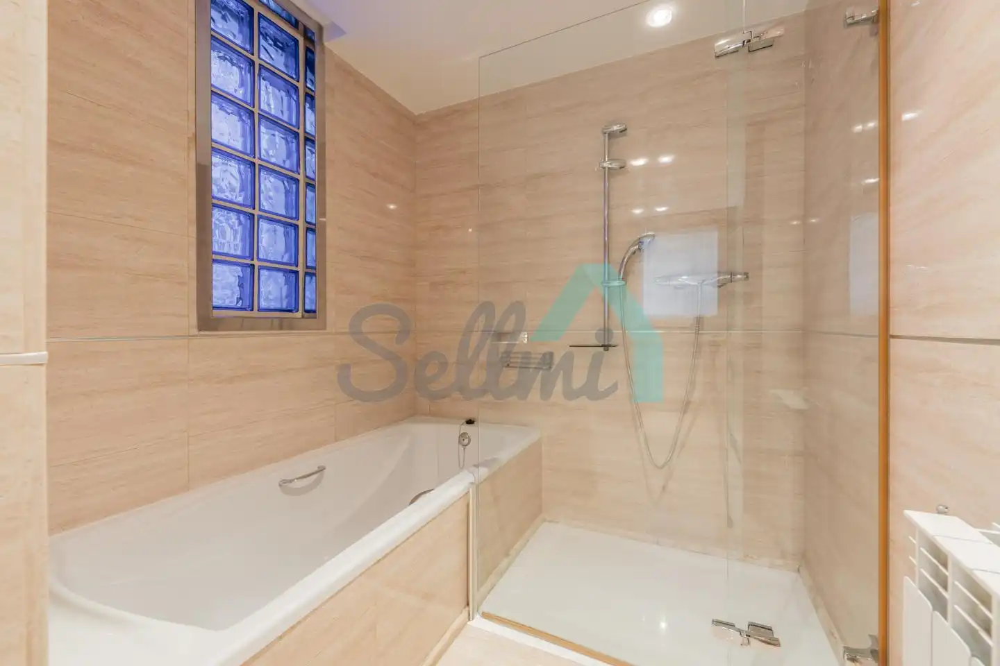 Badezimmer von Wohnung zur untervermieten in Oviedo  mit Heizung, Parkett und Möbliert