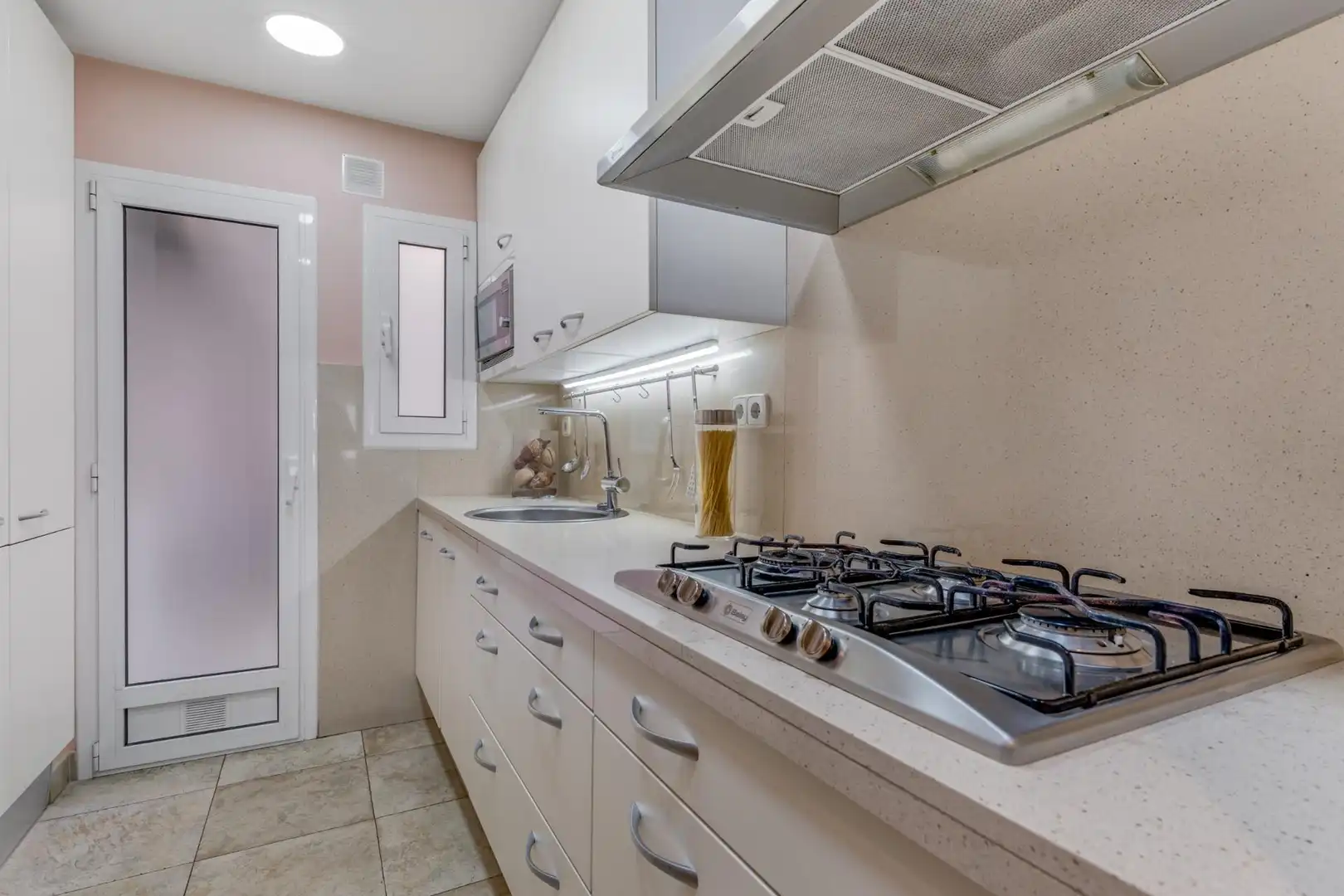 Cocina de Piso en venta en L'Hospitalet de Llobregat con Aire acondicionado, Amueblado y Alarma