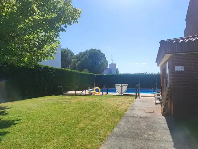 Piscina de Casa adosada en venda en Algete amb Aire condicionat, Calefacció i Jardí privat