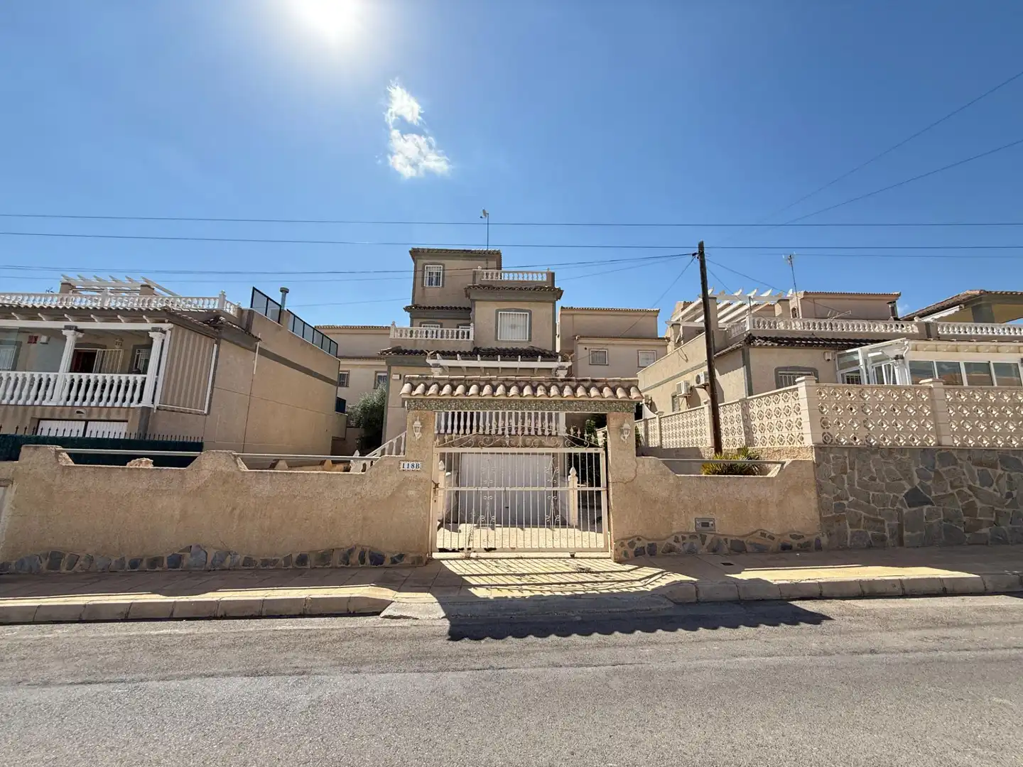 Vista exterior de Casa o xalet en venda en San Miguel de Salinas amb Jardí privat i Piscina comunitària