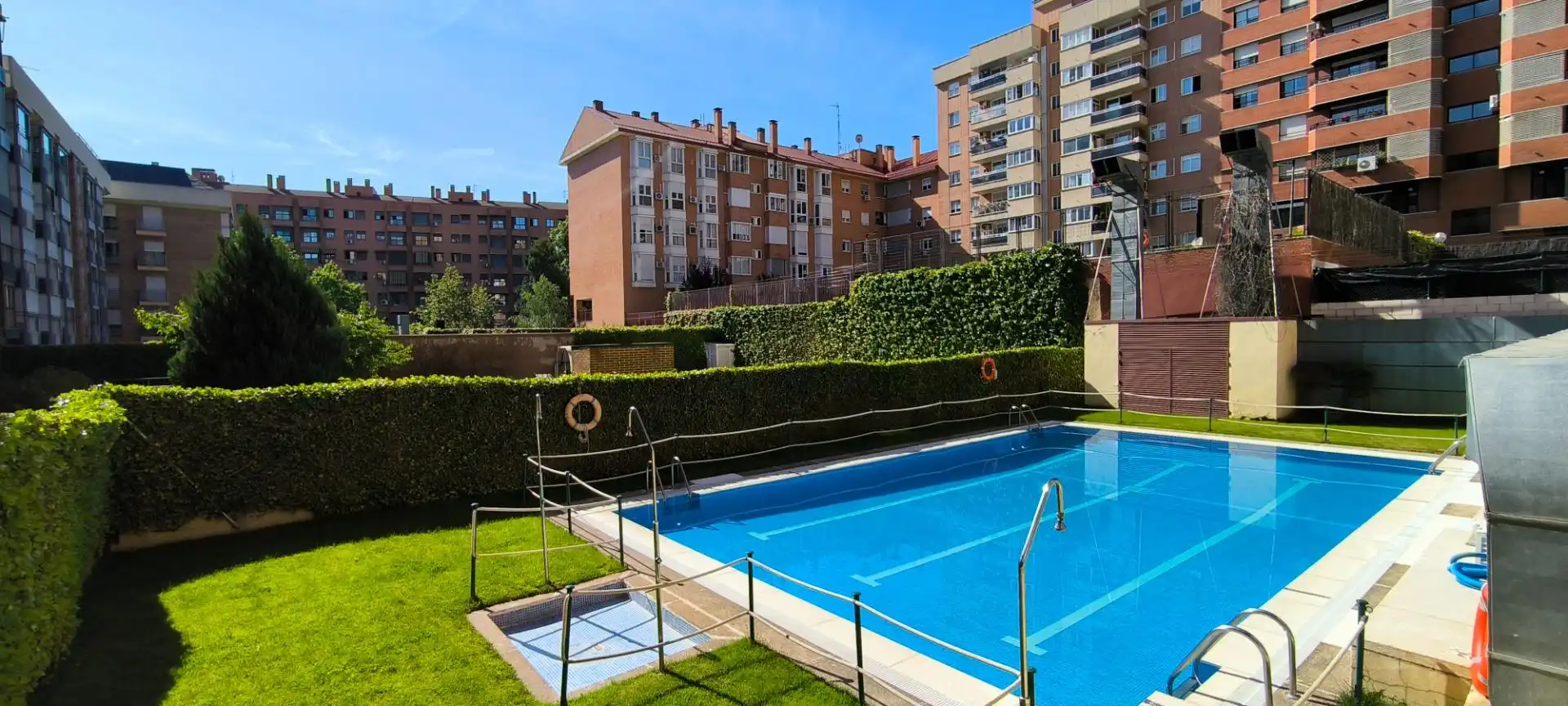 Piscina de Dúplex en venta en Madrid con Calefacción, Jardín privado y Piscina comunitaria