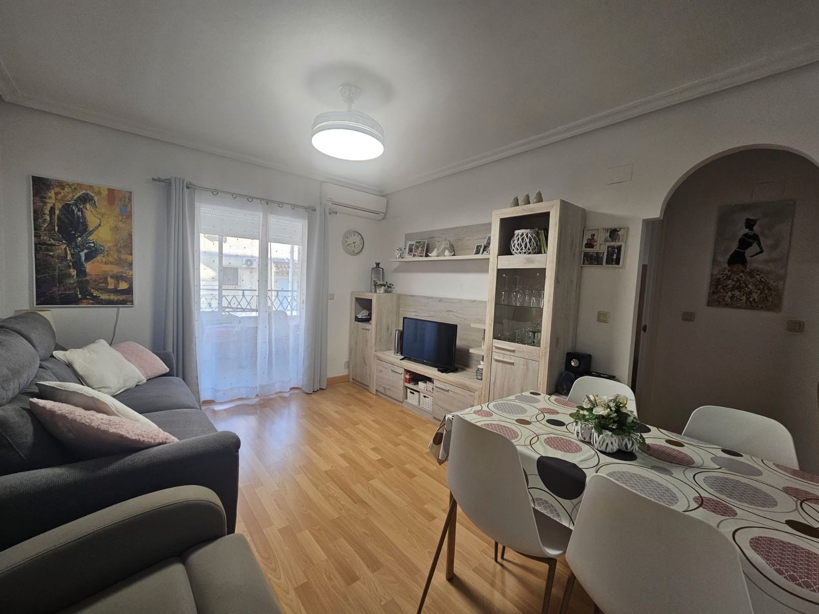 Sala d'estar de Apartament en venda en Torrevieja amb Aire condicionat, Terrassa i Moblat