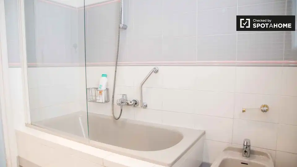Baño de Piso de alquiler en Valencia con Aire acondicionado, Calefacción y Amueblado