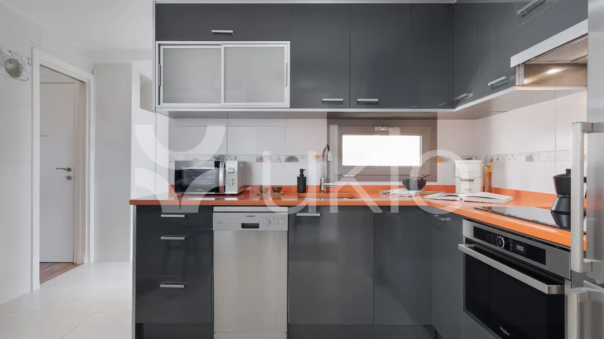 Cuina de Apartament de lloguer en  Madrid Capital amb Aire condicionat, Calefacció i Moblat