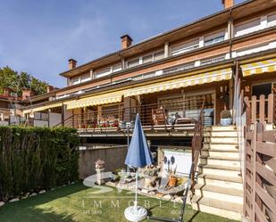 Vista exterior de Casa o xalet en venda en Castellar del Vallès amb Calefacció, Terrassa i Piscina comunitària