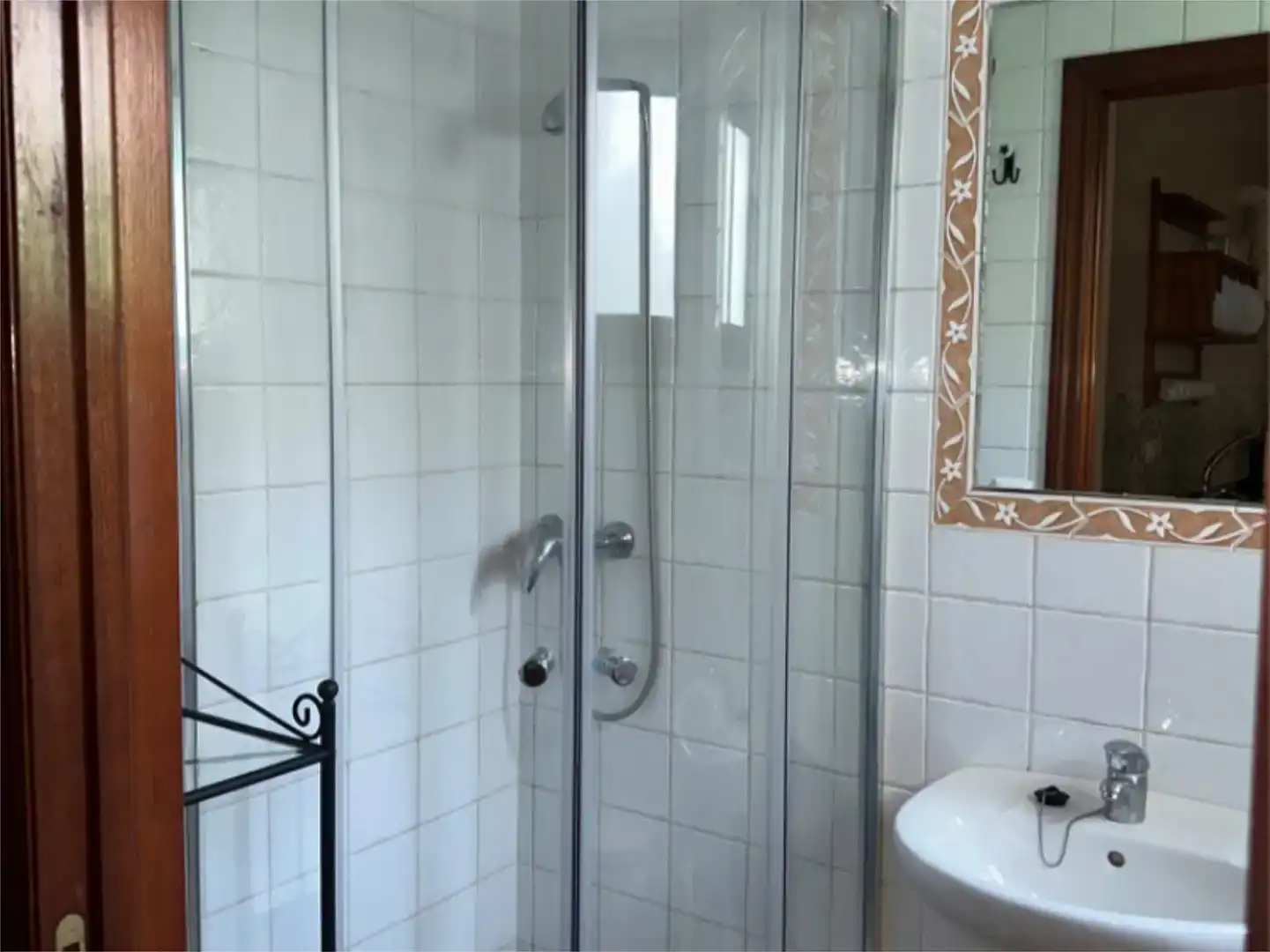 Badezimmer von Wohnungen zur Miete in Guadalcanal mit Klimaanlage, Waschmaschine und Mikrowelle