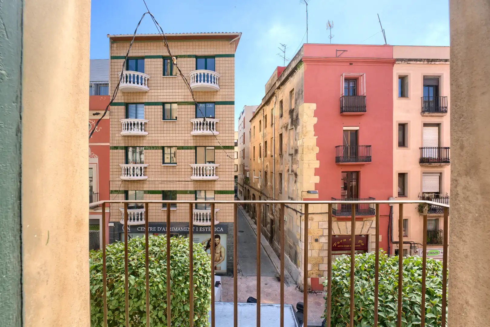 Vista exterior de Casa adosada en venda en Reus amb Terrassa i Balcó
