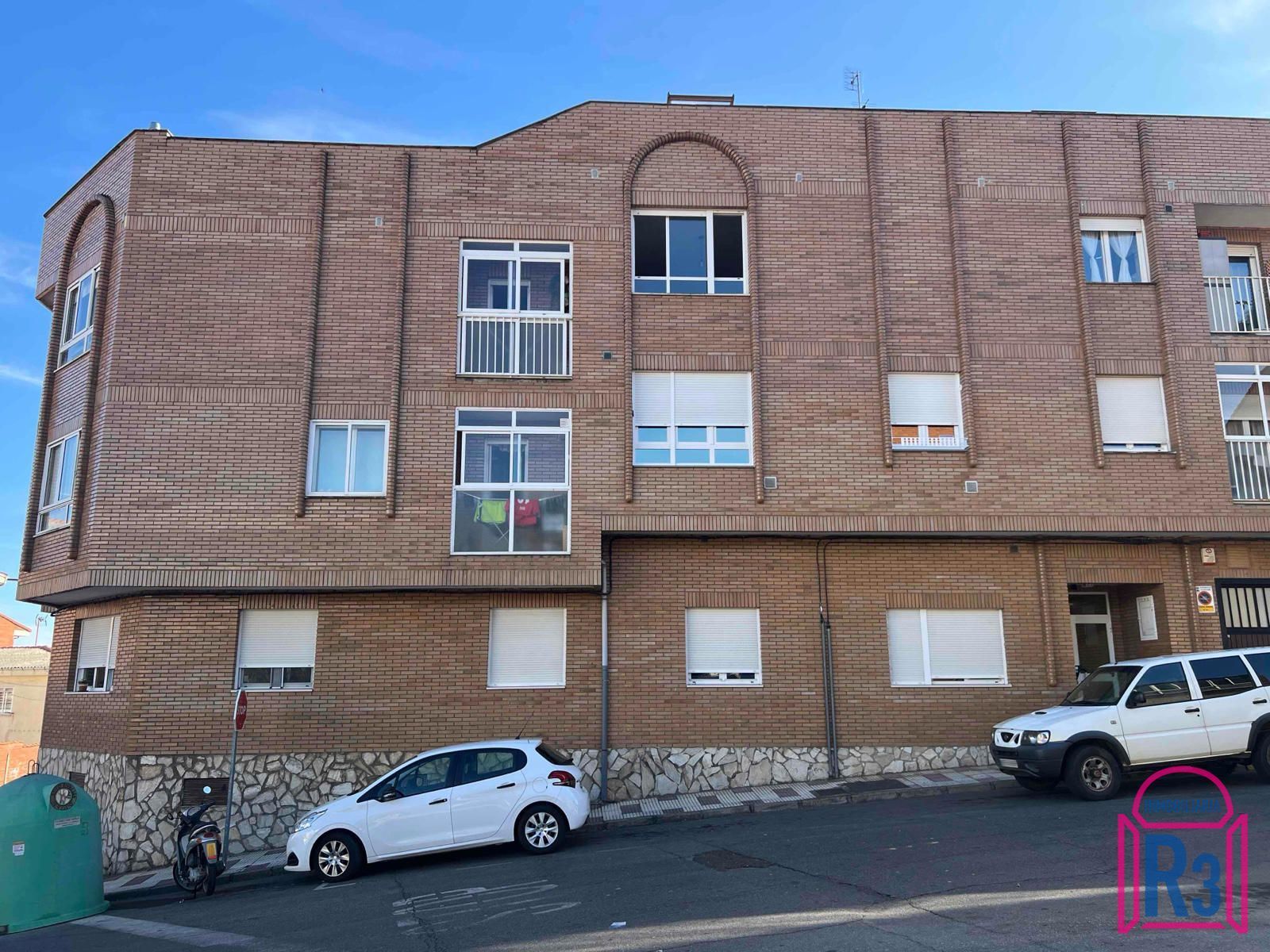 Vista exterior de Dúplex en venda en Villaquilambre amb Calefacció i Traster