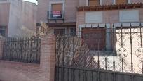 Vista exterior de Casa adosada en venda en Hormigos amb Jardí privat, Terrassa i Traster