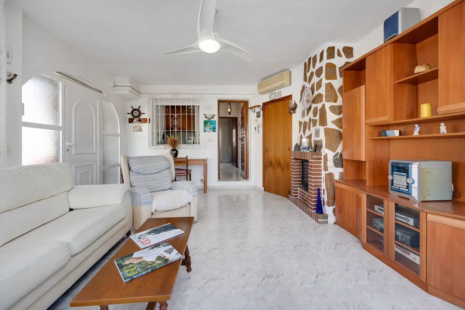 Sala de estar de Casa adosada en venta en Torrevieja con Aire acondicionado, Calefacción y Jardín privado