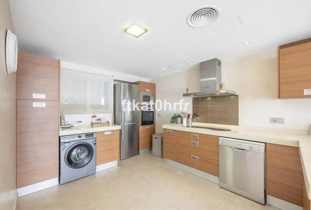 Cuina de Apartament de lloguer en Marbella amb Aire condicionat, Terrassa i Moblat