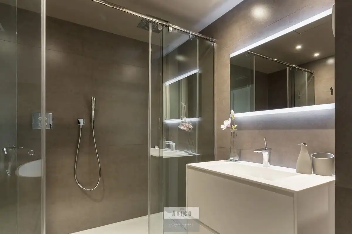 Badezimmer von Dachboden zum Verkauf in Barcelona mit Klimaanlage, Heizung und Terrasse