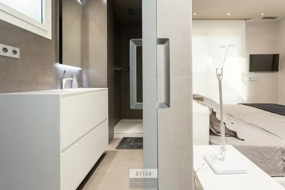 Badezimmer von Dachboden zum Verkauf in Barcelona mit Klimaanlage, Heizung und Terrasse