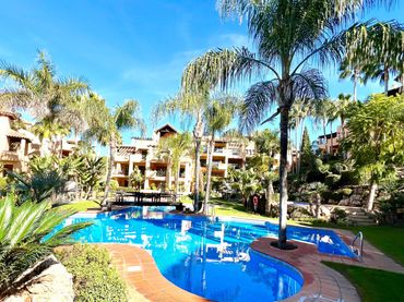 Apartament amb piscina en venda a Estepona Pueblo