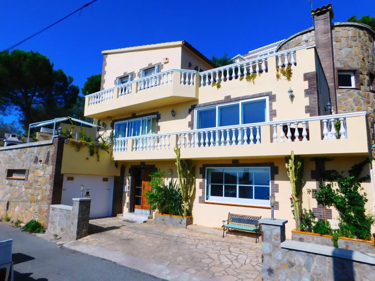 Vista exterior de Casa o xalet en venda en Roses amb Aire condicionat, Jardí privat i Terrassa