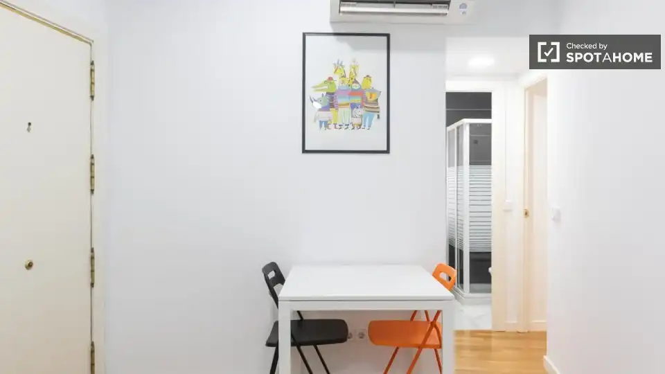 Comedor de Apartamento para compartir en Madrid con Aire acondicionado, Calefacción y Terraza