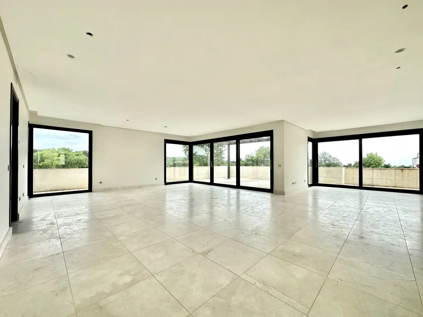 Wohnzimmer von Maisonette zum Verkauf in Sotogrande mit Klimaanlage, Privatgarten und Terrasse