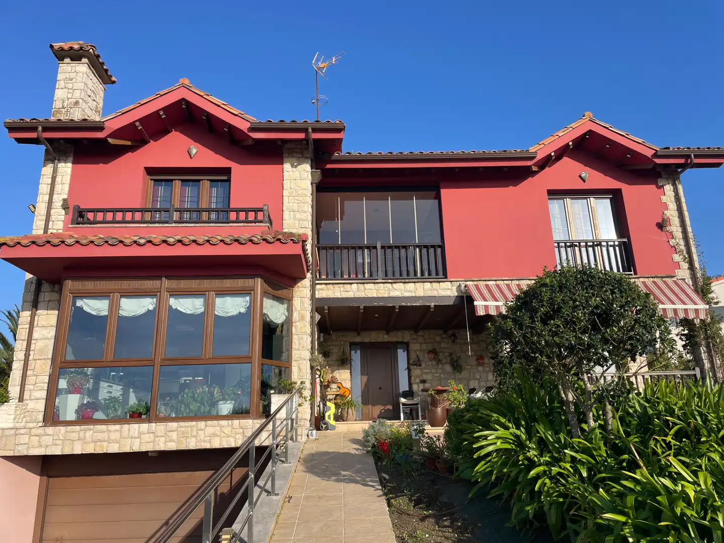 Vista exterior de Casa o xalet en venda en Gijón  amb Calefacció, Jardí privat i Parquet