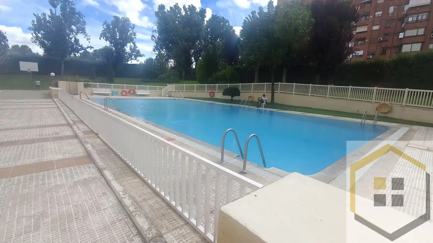 Swimming pool of Flat for sale in Madrid  with Heating, Internet and Community pool