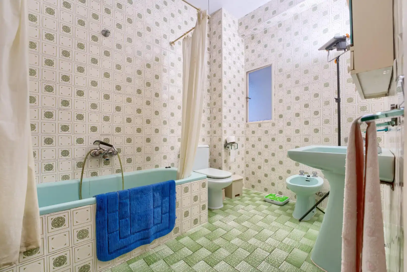 Baño de Casa adosada en venta en Sanlúcar la Mayor con Aire acondicionado, Calefacción y Terraza