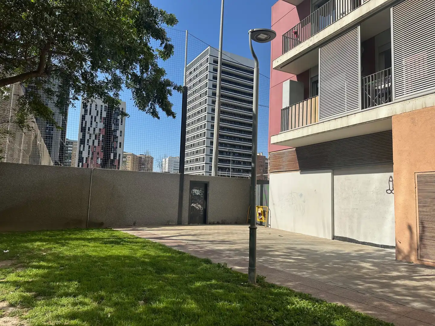 Aparcament de Local en venda en L'Hospitalet de Llobregat amb Terrassa i Alarma