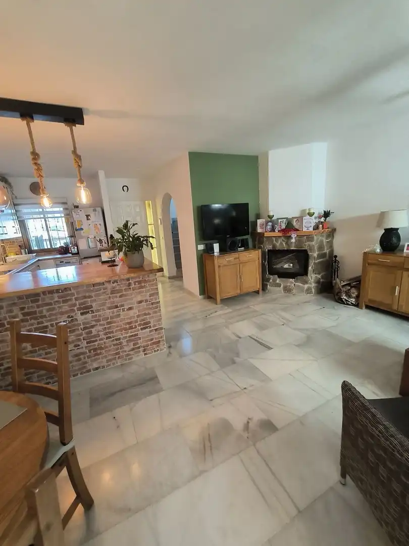 Sala d'estar de Casa adosada en venda en Mijas amb Aire condicionat, Terrassa i Piscina