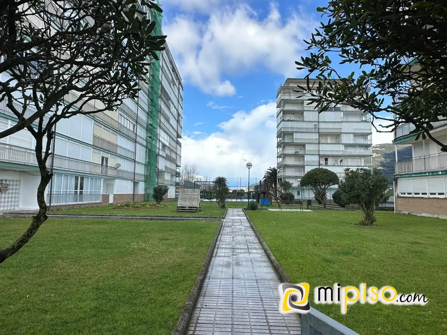 Vista exterior de Pis de lloguer en Laredo amb Terrassa i Moblat