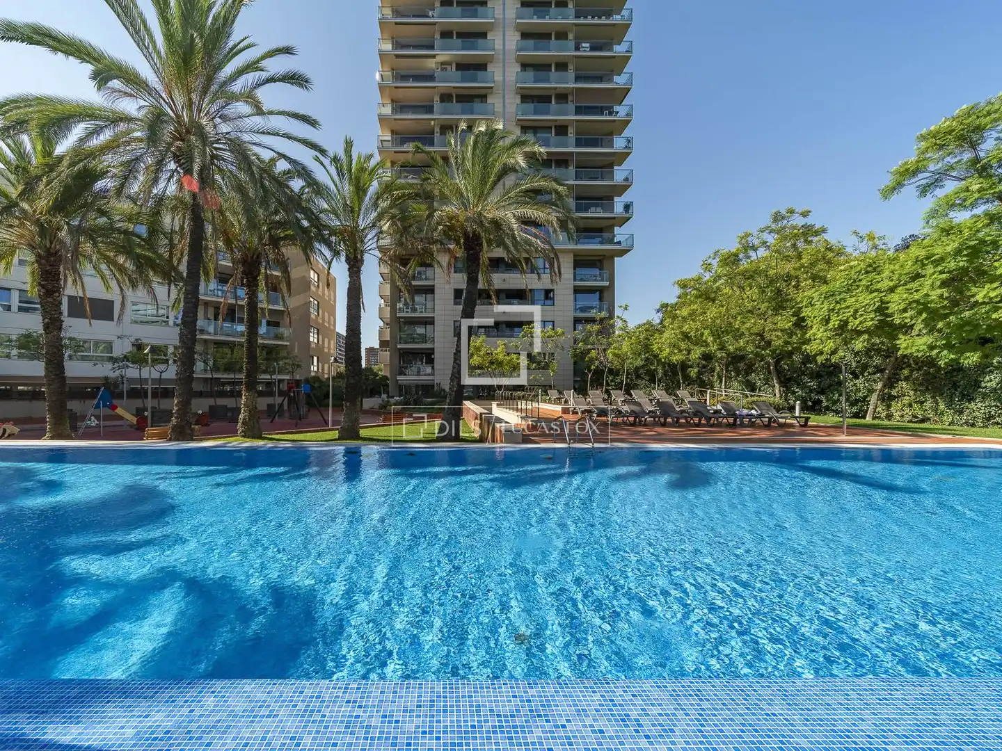 Schwimmbecken von Wohnung zum Verkauf in Barcelona mit Klimaanlage, Heizung und Privatgarten
