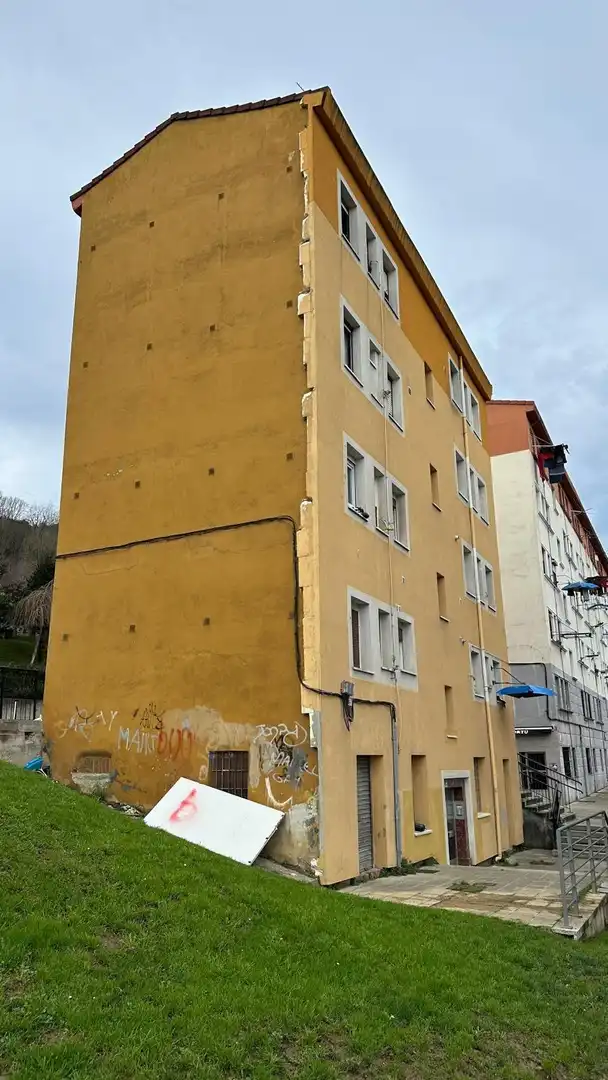 Vista exterior de Piso en venta en Santurtzi 