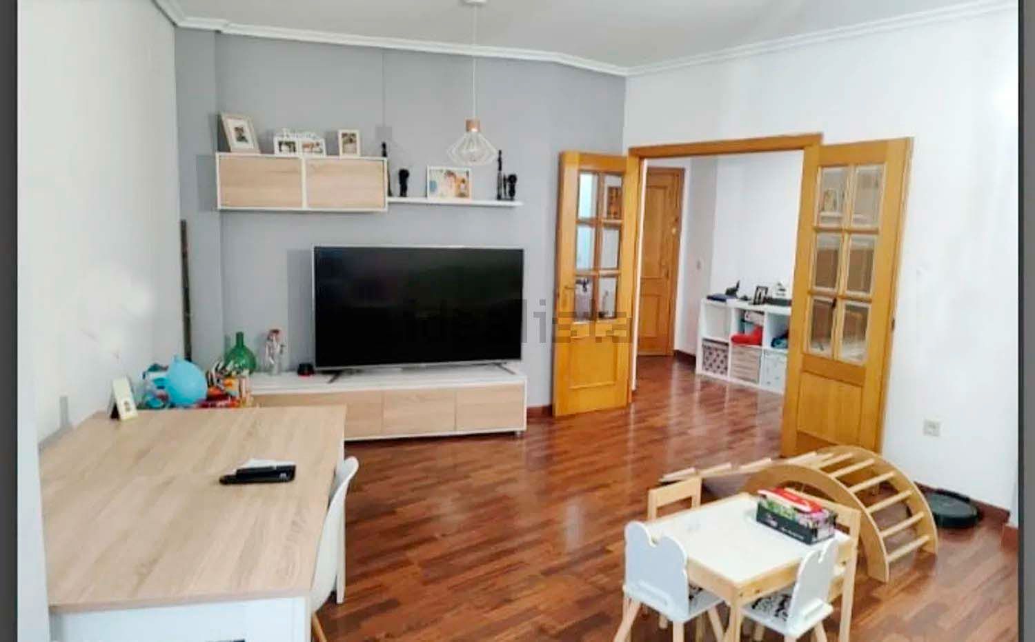 Sala d'estar de Pis en venda en  Albacete Capital amb Calefacció, Parquet i Traster