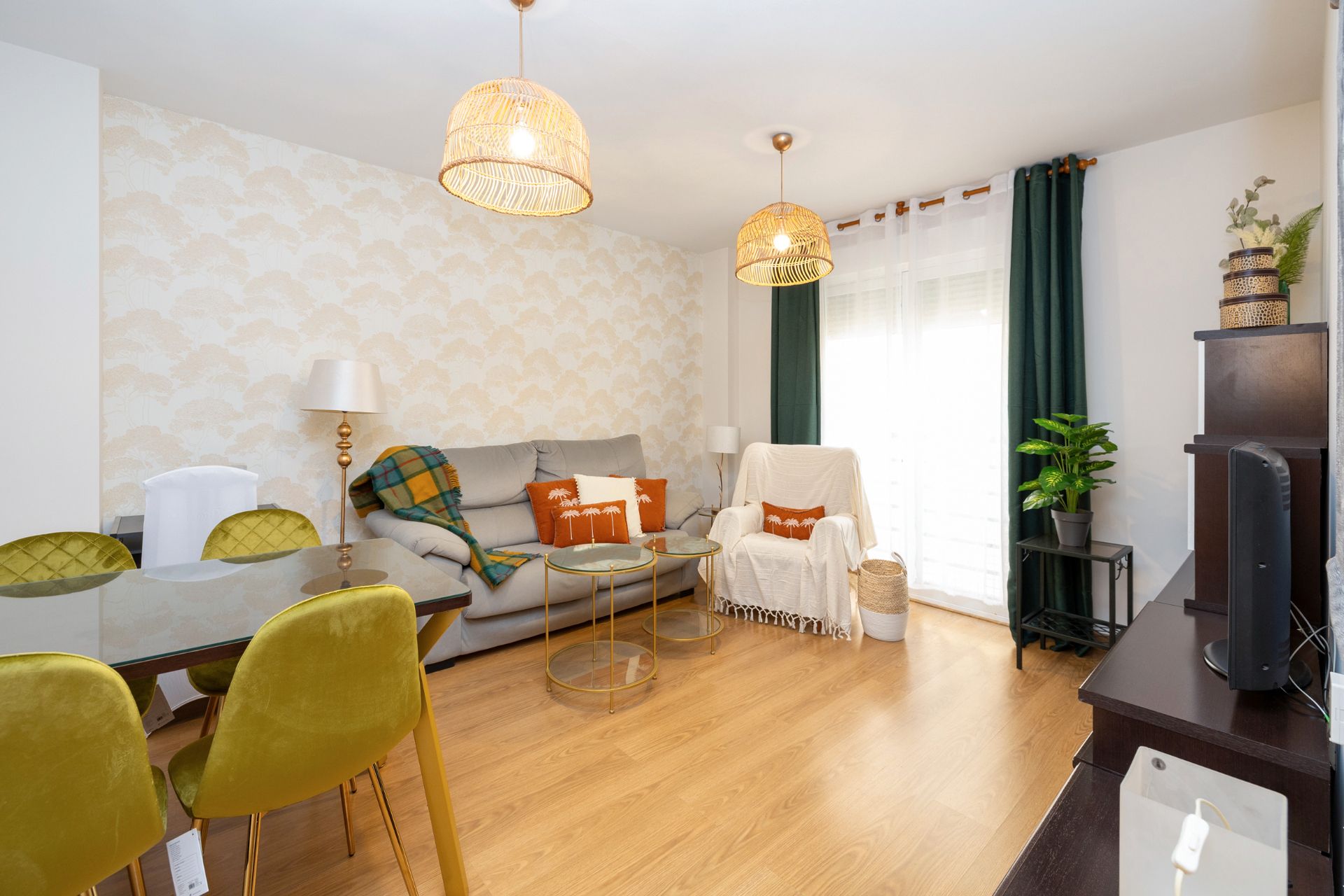 Living room of Flat to rent in  Granada Capital  with Air Conditioner, Heating and Furnished