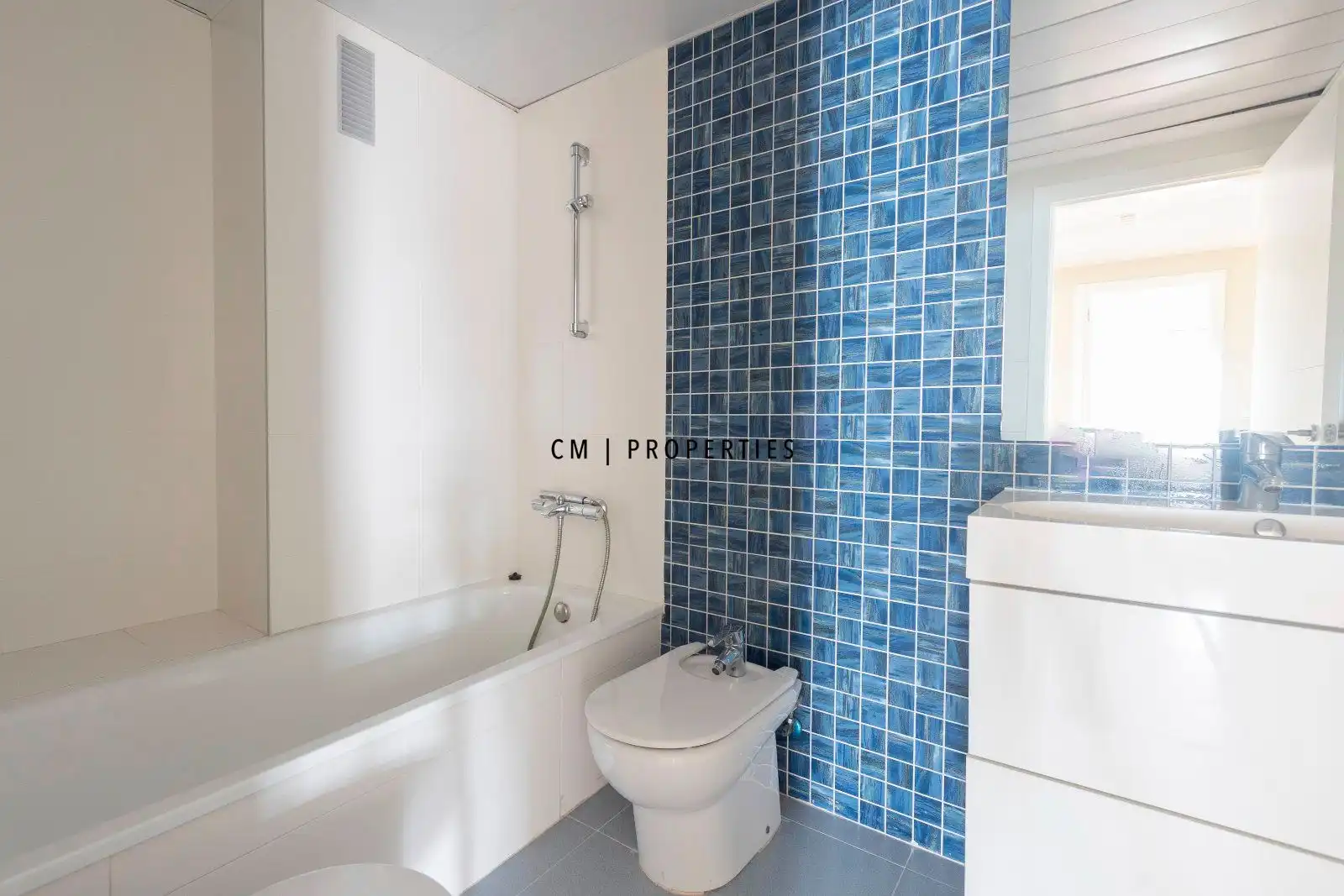 Bathroom of Duplexes for sale in Valencia  with Air Conditioner, Heating and Parquet flooring