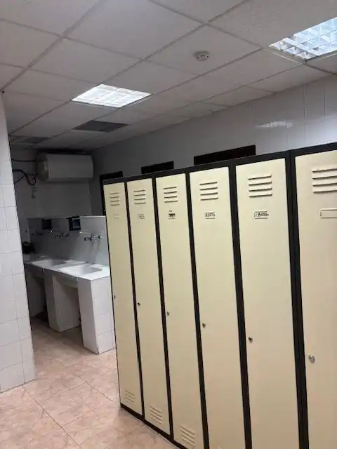 Badezimmer von Fabrikhallen zur Miete in Loiu