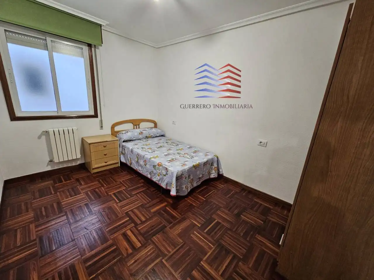 Dormitori de Apartament de lloguer en Ourense Capital  amb Calefacció, Parquet i Moblat