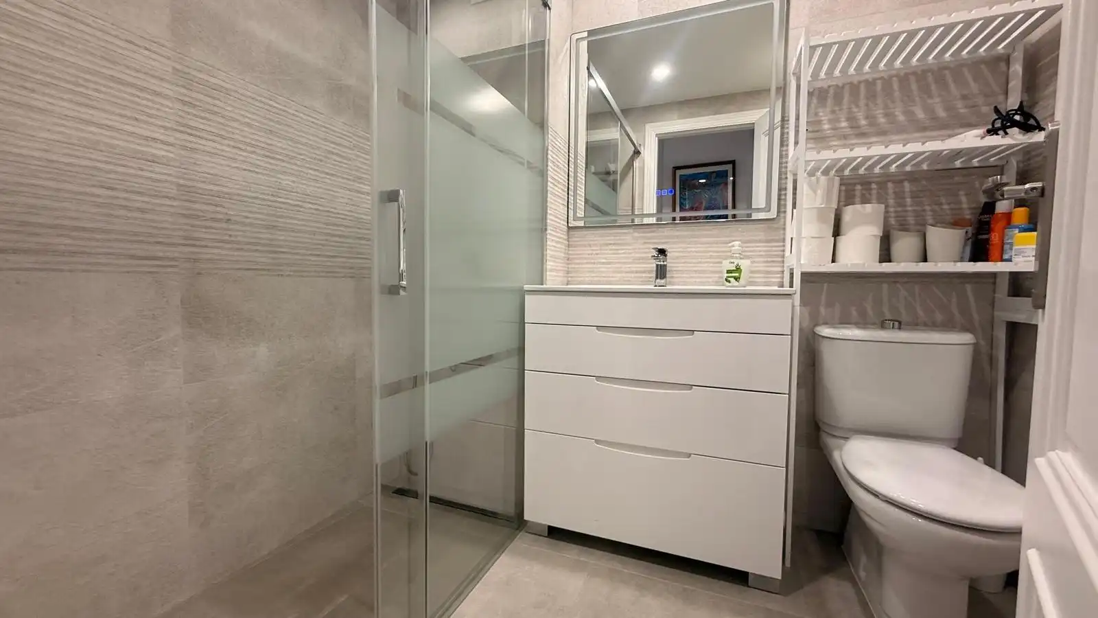 Bany de Apartament en venda en Fuengirola amb Aire condicionat, Terrassa i Traster