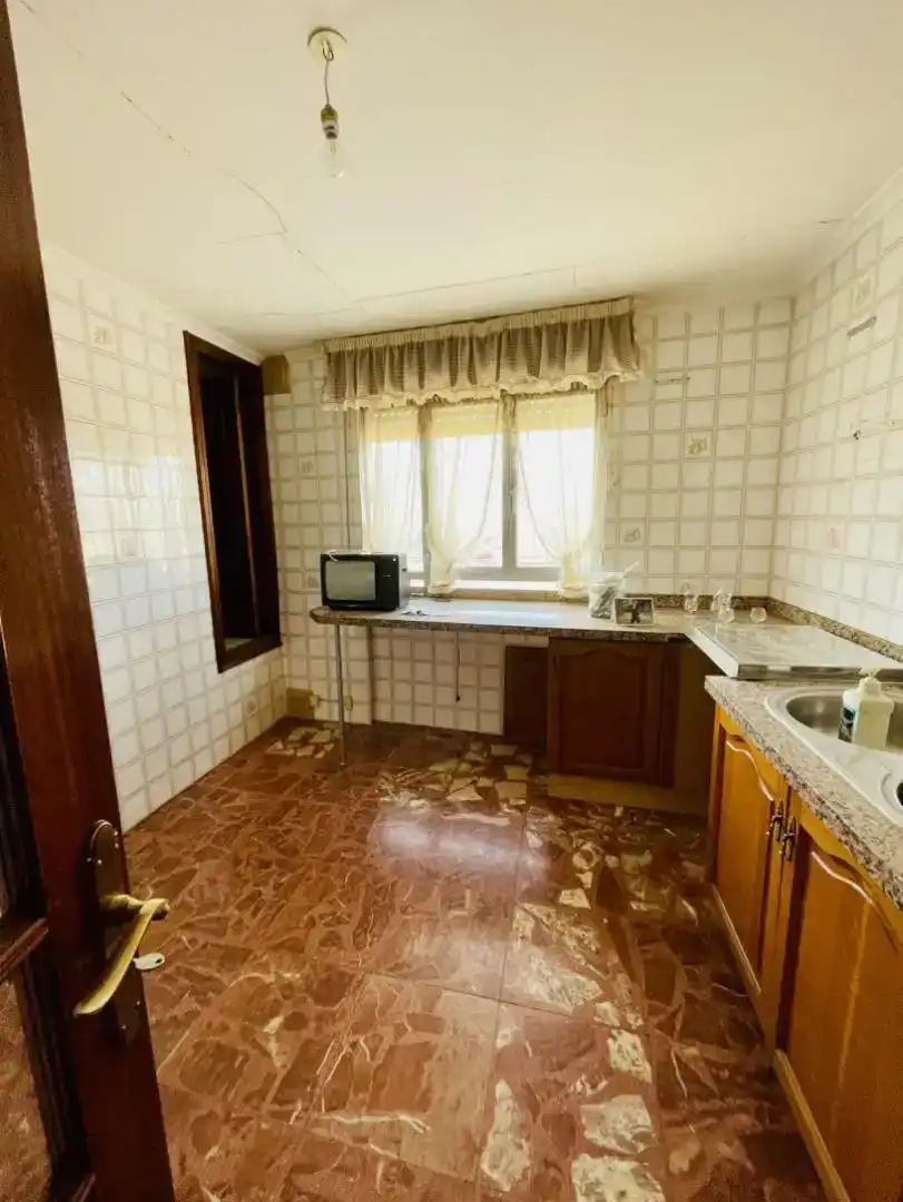 Cuina de Casa adosada en venda en La Bañeza  amb Traster