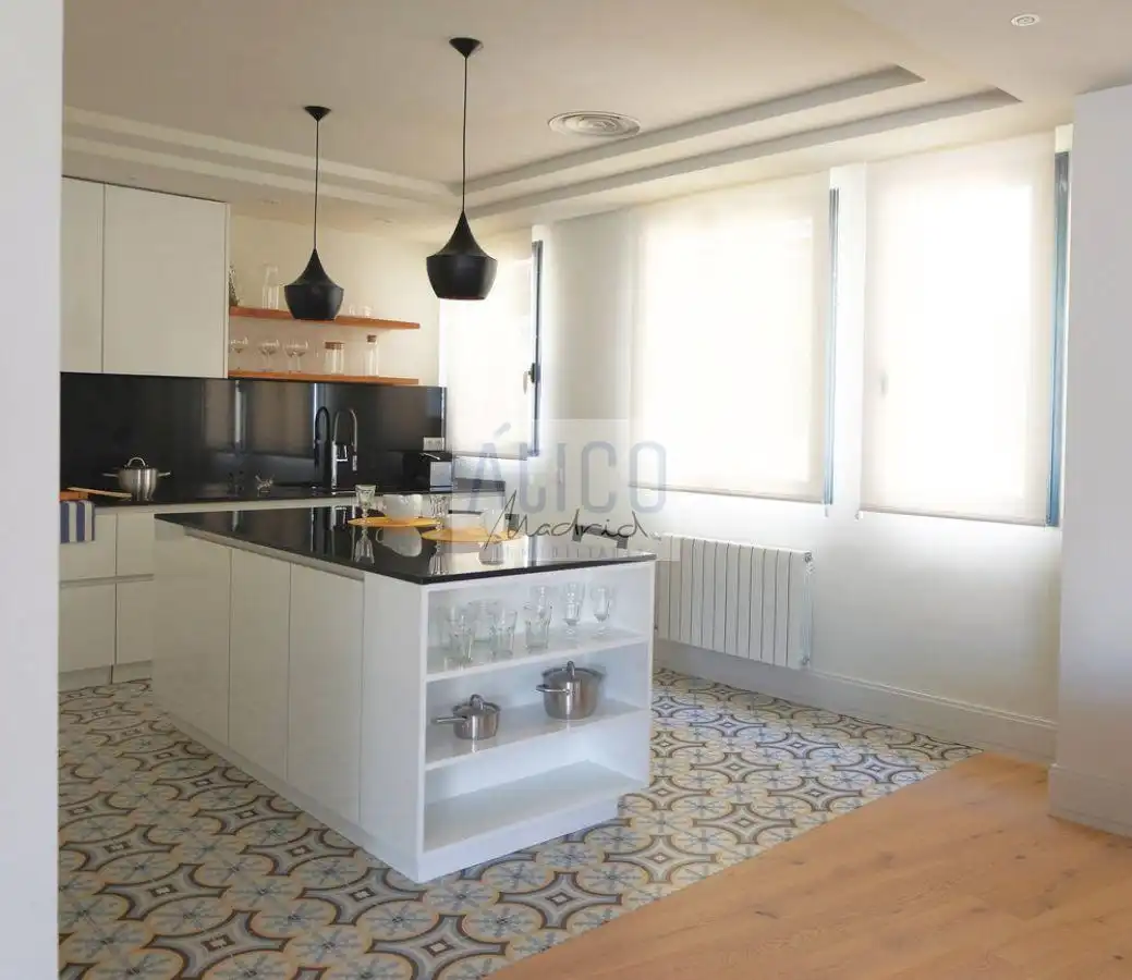 Cuina de Àtic de lloguer en Madrid amb Aire condicionat, Terrassa i Moblat