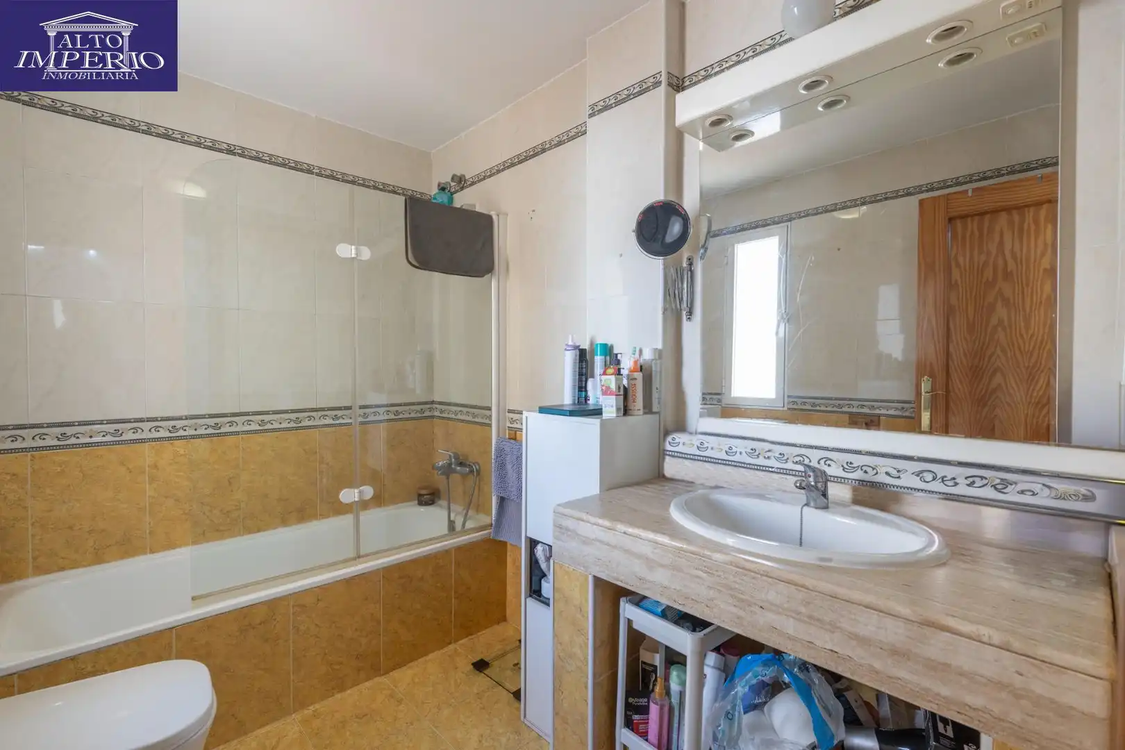 Badezimmer von Haus oder Chalet zum Verkauf in Churriana de la Vega mit Klimaanlage, Terrasse und Balkon