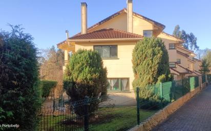 Vista exterior de Casa o xalet en venda en Oleiros amb Calefacció, Jardí privat i Terrassa